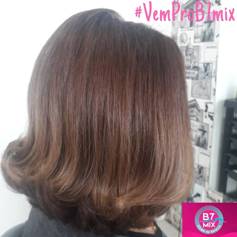 Corte chanel em cabelo castanho com escova, feito no salão B7 Mix em Imbituba