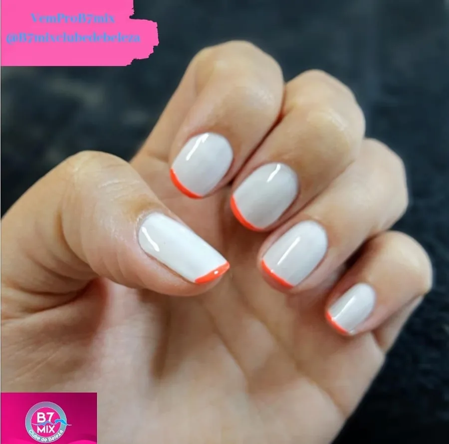 Francesinha colorida em laranja feita pela manicure do B7 Mix em Imbituba