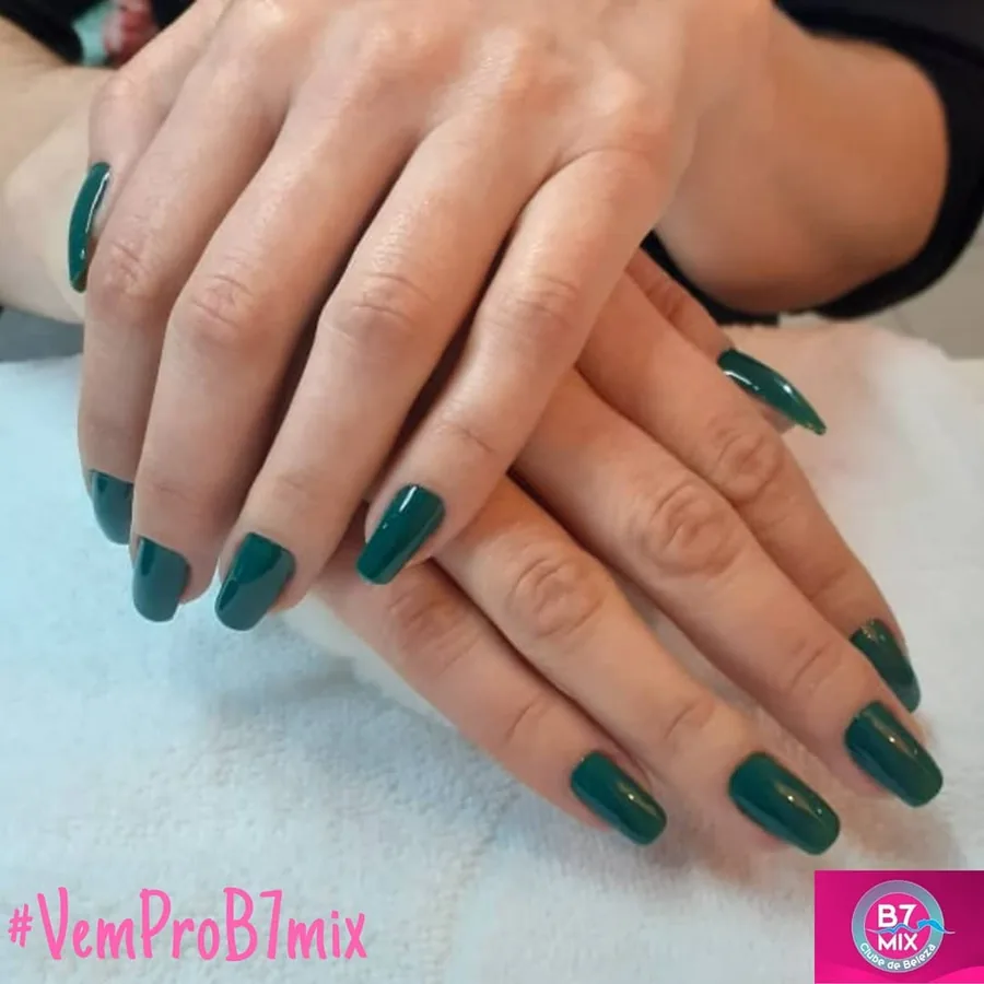 Unhas em esmalte verde escuro feitas no salão de beleza B7 Mix em Imbituba