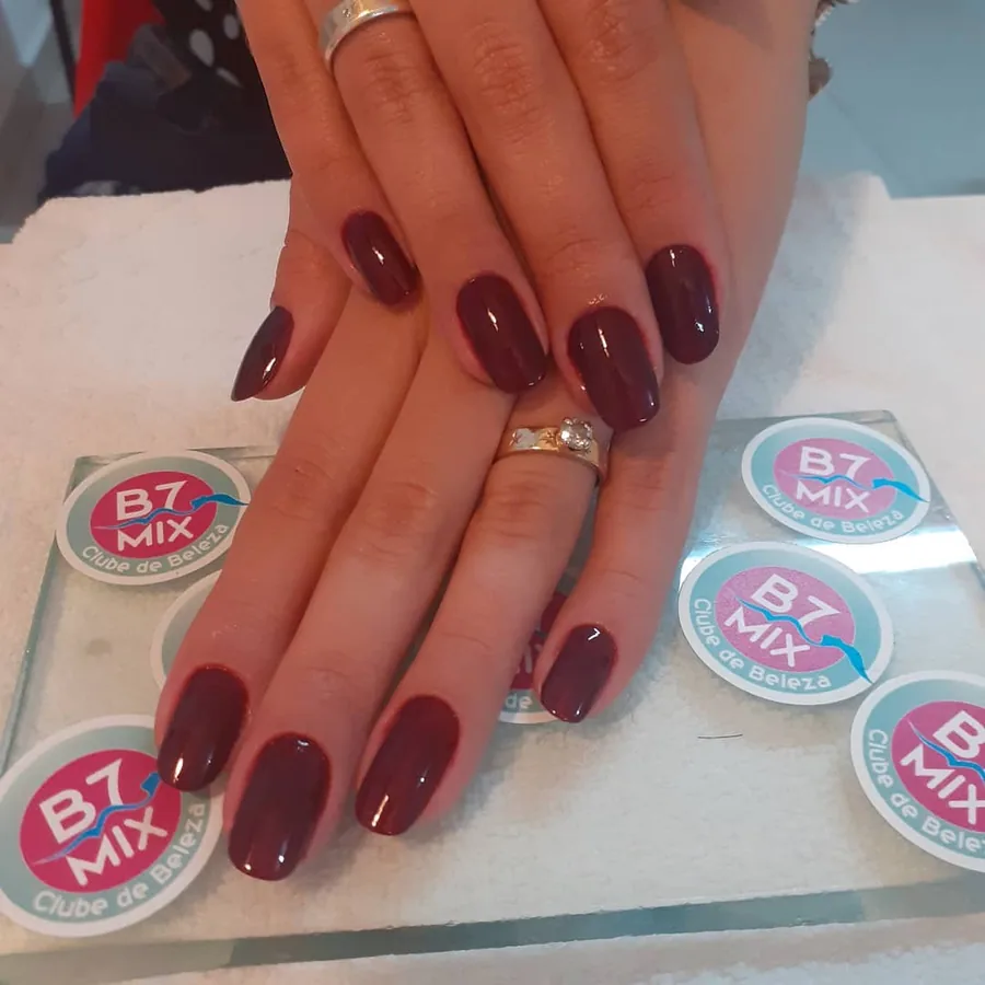 Unhas compridas em esmalte vinho feitas no B7 Mix em Imbituba